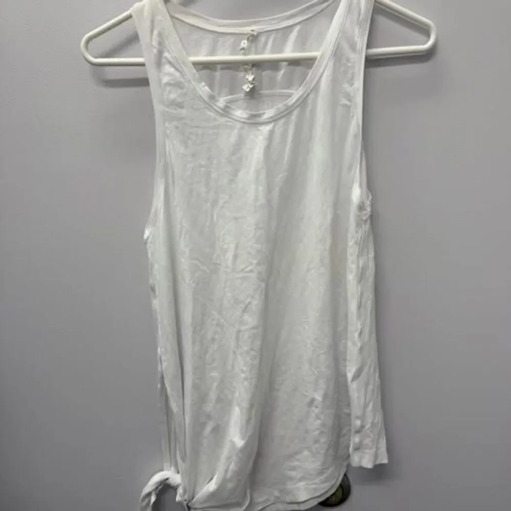 Lululemon tank size 4 ties on side